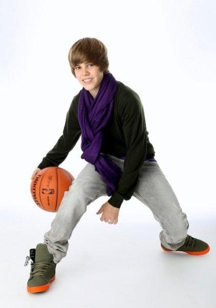 Justin-Photoshoot-justin-bieber-8434473-423-604.jpg